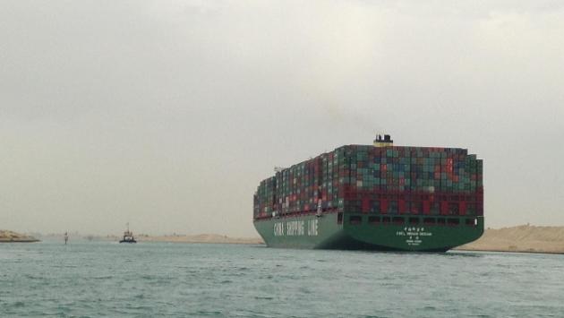 Cargo arenato blocca il canale di Suez
