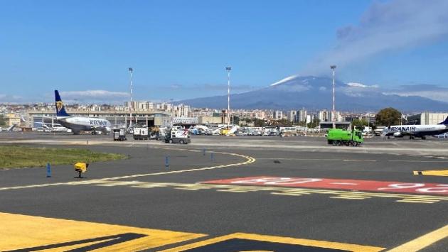 Etna: cenere lavica su pista, voli dirottati e cancellati