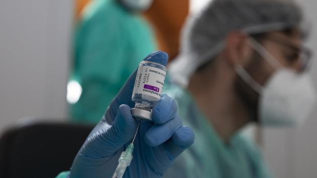 AstraZeneca, mancano le dosi: priorità alla scuola. Over 75 a rischio slittamento