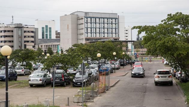 Parcheggiatore abusivo al Maggiore: daspo urbano per un nigeriano