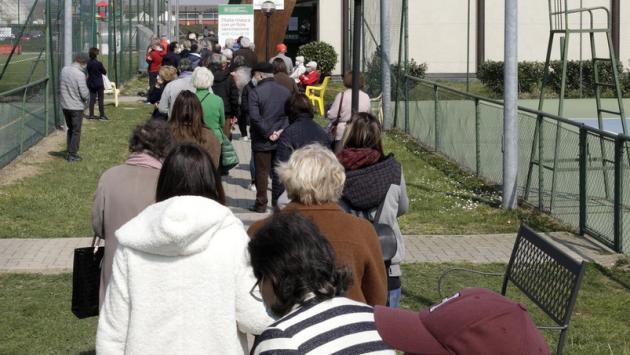 PalaPonti, lunghe code all'aperto per vaccinarsi