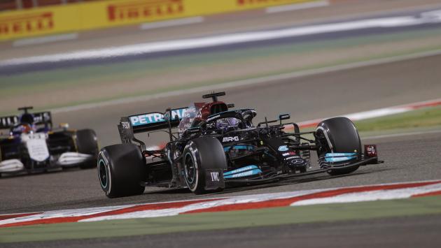 Hamilton batte in volata Verstappen in Bahrain