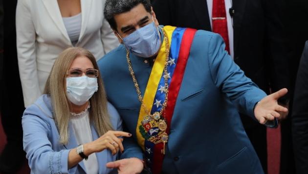 Maduro usa l'account  Facebook della moglie dopo il blocco del suo
