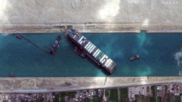 Suez, la portacontainer incagliata ha iniziato a muoversi