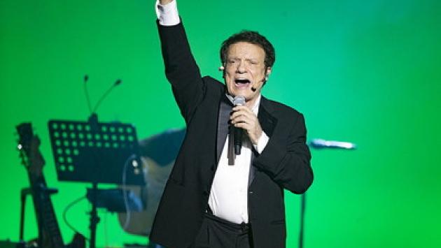 Posticipato al 12 dicembre il concerto di Massimo Ranieri infortunato dopo la caduta dal palco