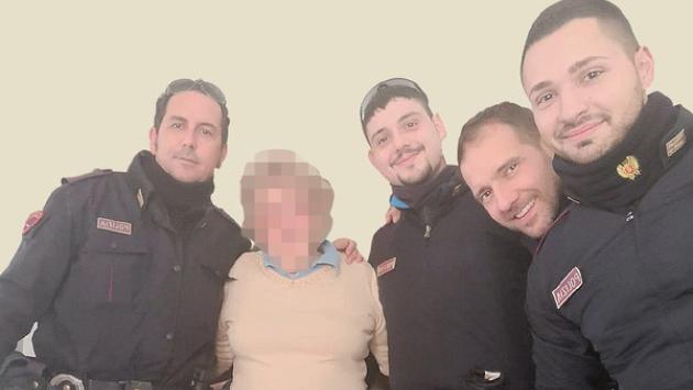 Sola a Natale, chiama il 113. E i poliziotti vanno a farle compagnia