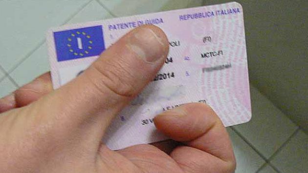 Manda l'amico a Pordenone  a fare l'esame della patente al posto suo: arrestati entrambi