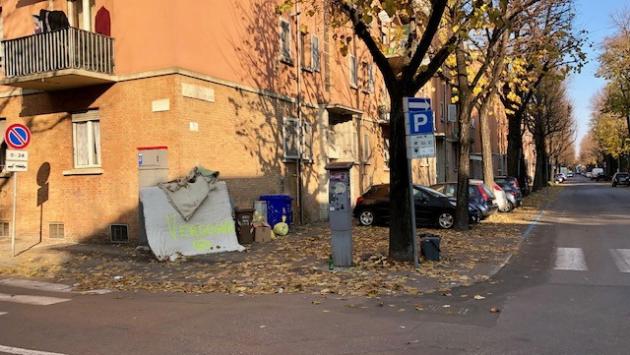 Materassi abbandonati in strada. E qualcuno scrive "Vergogna"