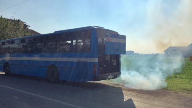 Fumo dal motore: evacuata una corriera Tep a Coltaro