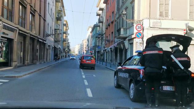 Entra in tabaccheria, minaccia la titolare  con un coltello per avere un gratta e vinci, lo paga e fugge: preso e denunciato