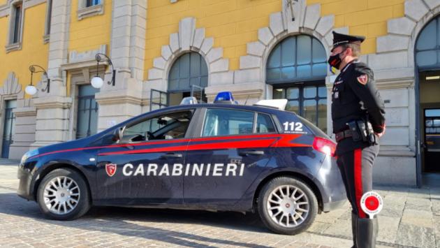 Fidenza, magrebino aggredisce il capotreno e poi i carabinieri: ricoverato con un trattamento sanitario obbligatorio