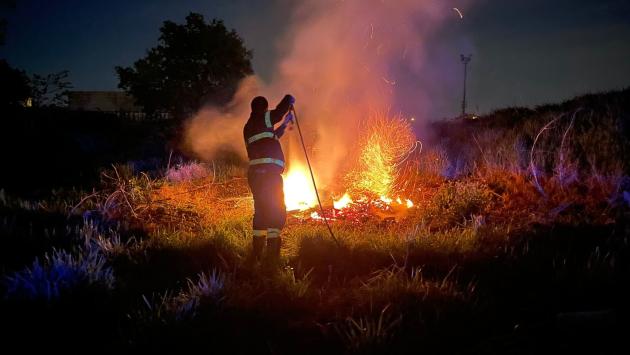 Fienile in fiamme a Specchio: vigili del fuoco al lavoro dalla notte