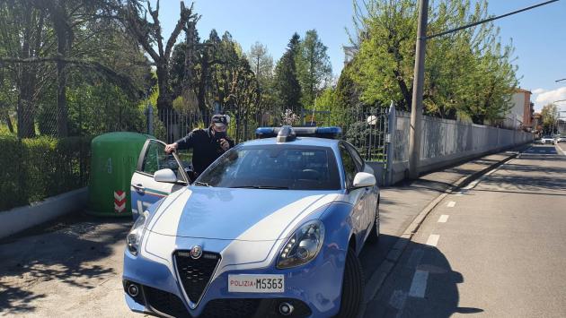 Donna trascinata fuori dall'auto e rapinata 