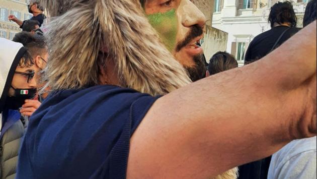 Il ristoratore vestito da "sciamano": "Terrò aperti i miei locali, continuerò a protestare"