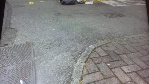Via Verona, questa mattina alle ore 11: rifiuti per strada