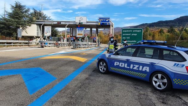 Sperona un'auto e fugge: fermato a Livorno