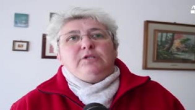 Casa bruciata, la vicina: "Ho visto cadere tutta la famiglia" Video