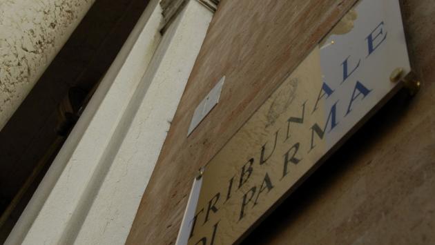 Si finge poliziotto, conquista una donna e poi la minaccia