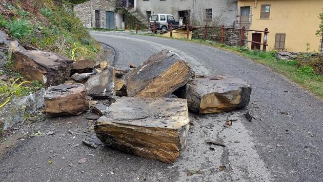 Grossi massi cadono sulla strada: tragedia sfiorata