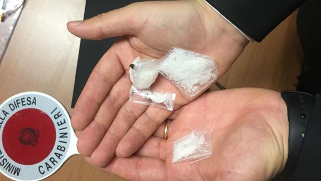 Trovato con 50 dosi di shaboo in auto: arrestato 46enne filippino