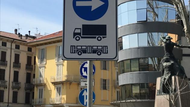 Camion e divieto di transito in centro: protestano i residenti di via Cavour