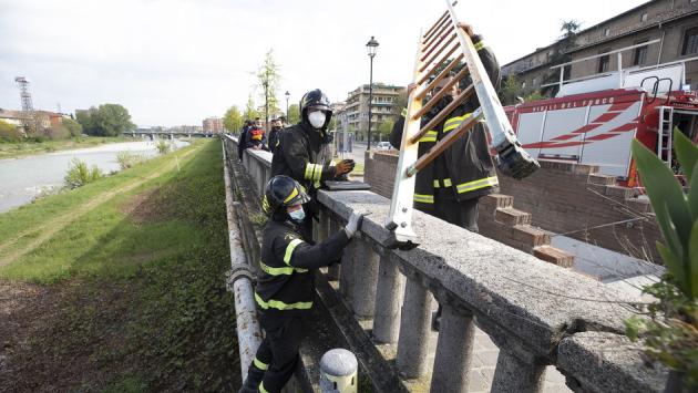 Ponte Verdi: materasso in fiamme sotto un'arcata