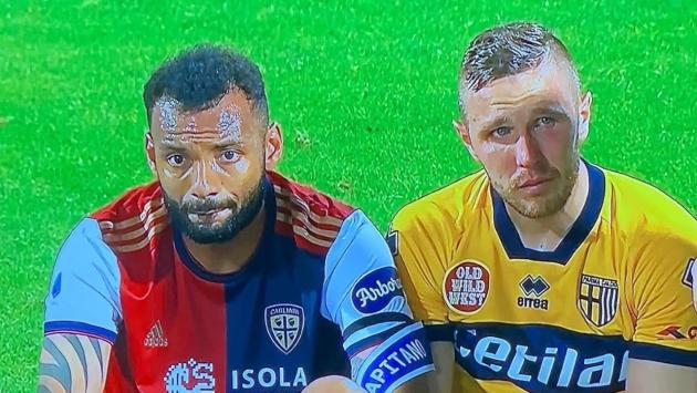 La foto-simbolo del calcio bello: Kurtic in lacrime. il capitano del Cagliari si siede al suo fianco