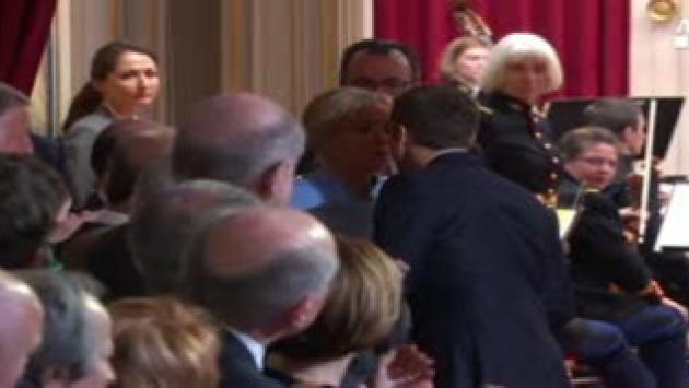 Macron e Brigitte,  primo bacio presidenziale
