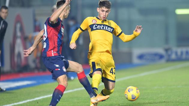 Crotone-Parma di venerdì anticipata alle 18.15