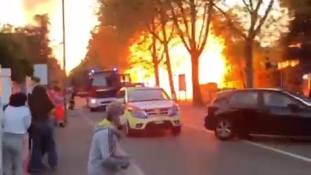 Auto incendiate ed esplosioni: 13 veicoli coinvolti. Caccia al piromane