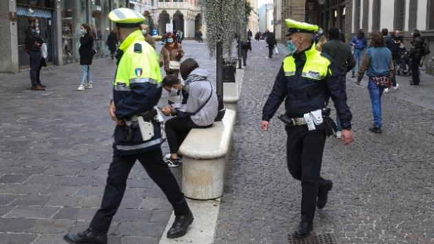 Ragazzo bloccato a terra da vigili, video innesca polemiche