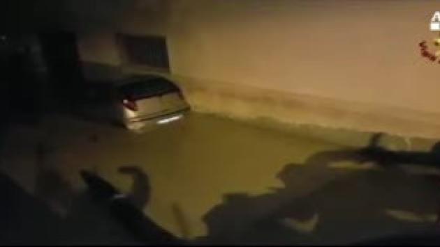 Straripa torrente, auto bloccate su SS 106