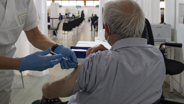 Calzetti: «Anche per i vaccinati mascherine e distanziamento: ecco le nuove linee guida»