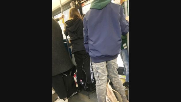 La foto in diretta di una lettrice: "Sul bus appiccicati: un disastro"