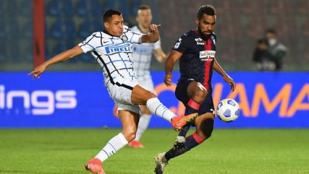 Lo 0-2 fa retrocedere in B il Crotone e porta l'Inter a un passo dallo scudetto