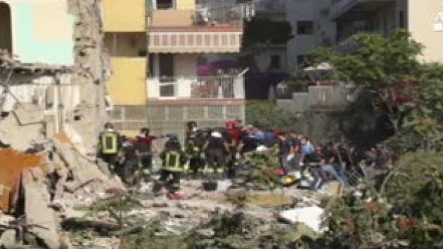 Crolla palazzina a Torre Annunziata, si cercano dispersi