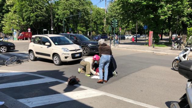 Ciclista investita all'incrocio fra via Solferino e stradone Martiri della Libertà