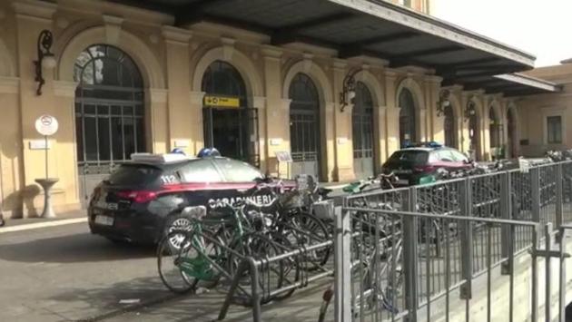 Ubriaco, minaccia il capotreno e lo costringe a fermare la corsa a Parma