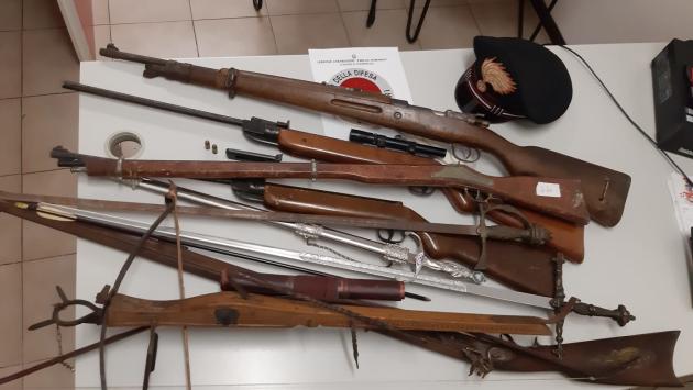 Anni di maltrattamenti alla moglie sotto la minaccia delle armi che ha illegalmente in casa: arrestato 43enne