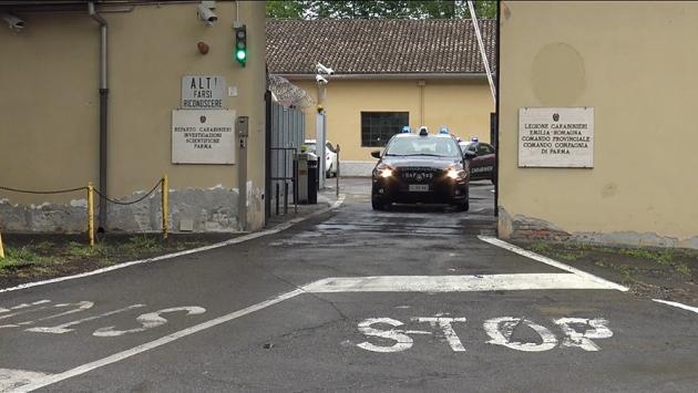 Tenta la fuga, parcheggia l'auto e si nasconde tra le siepi: trovato con della droga
