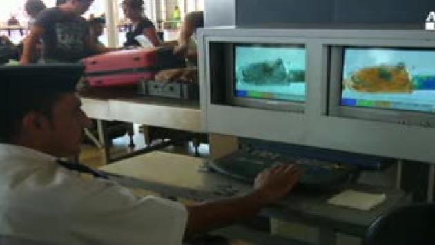 Allarme per i  nuovi pc-bomba dell'Isis: "Non  rilevabili ai controlli in aeroporto"