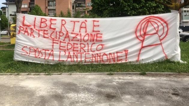 Striscione contro l'antenna in via Passo della Cisa