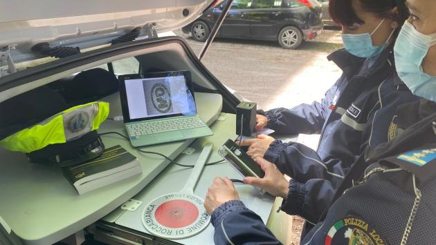 Senza assicurazione né patente su un'auto