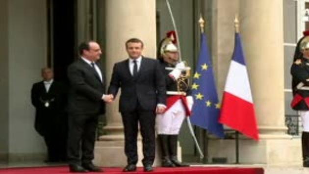 Macron all'Eliseo per il passaggio di poteri Video