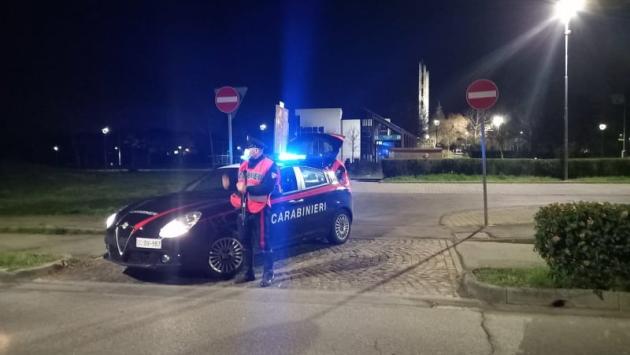 Fa le rotatorie contromano: «Ma tanto le strade sono deserte». Patente ritirata
