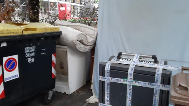 Un'intera camera da letto abbandonata in piazza Brugnola