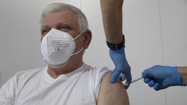 Prenotazioni over 50, i medici: «Si rischia il caos». L'Ausl: «Meglio il web»
