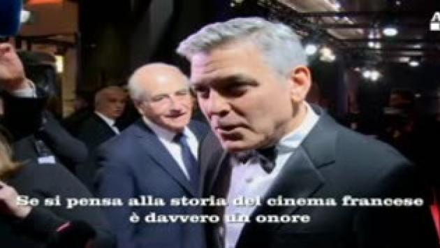 Amal (e George) Clooney, con il pancione su red carpet di Parigi 