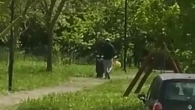 Getta rifiuti nel parco: viene filmato e finisce sulla pagina social del Comune