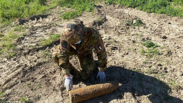Spunta una bomba da un cantiere: ci pensano gli artificieri